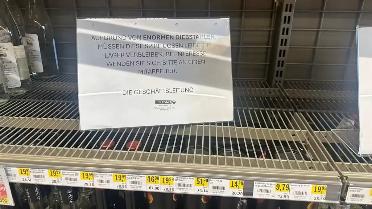«Огромные кражи» — супермаркету приходится прятать товары