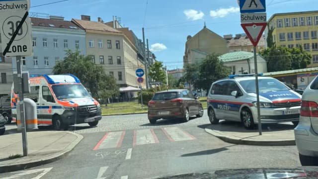Добро пожаловать на каникулы: школьницы устроили массовую драку