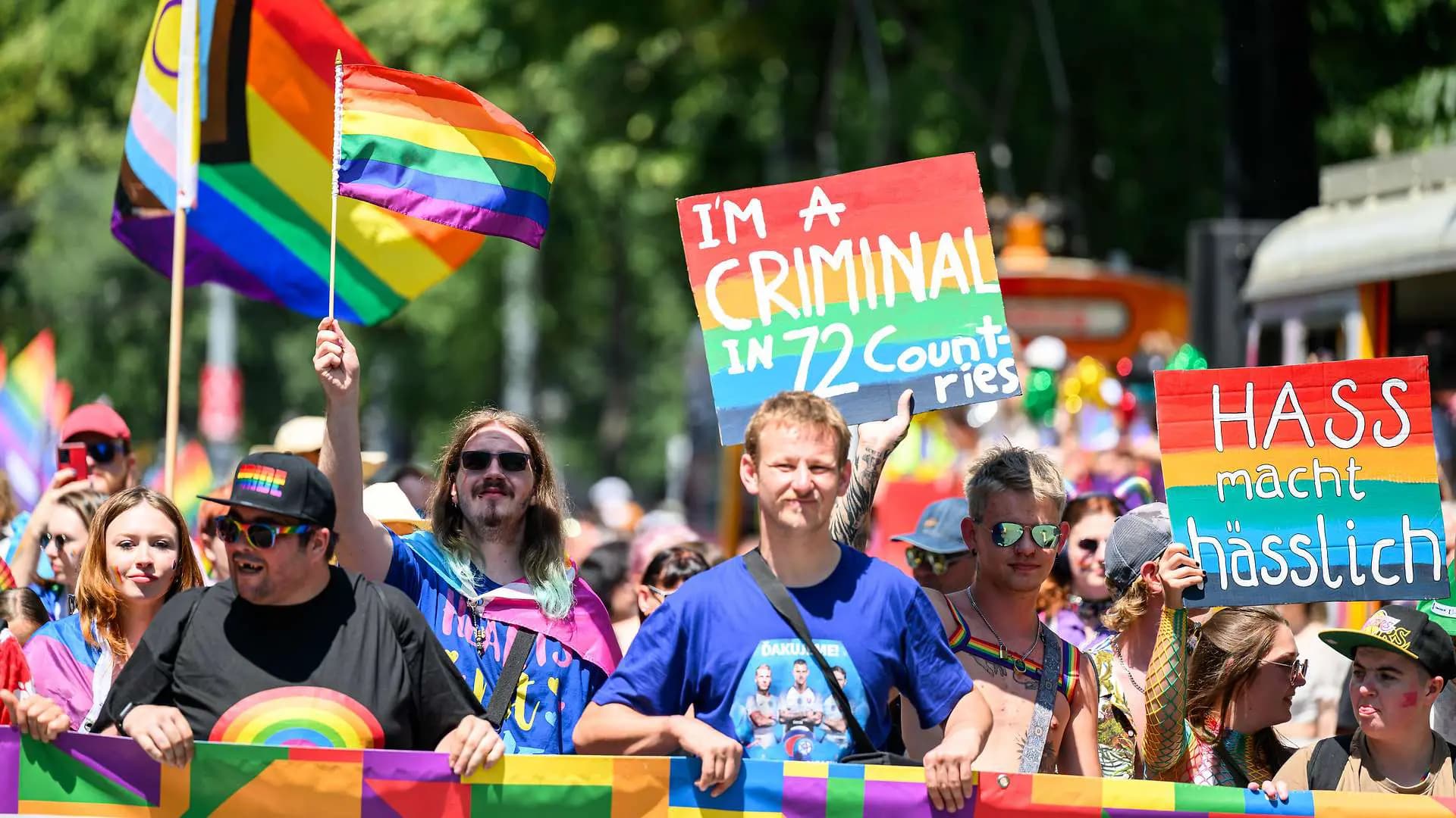 Pride: 300 000 участников прошло Радужным парадом по Вене