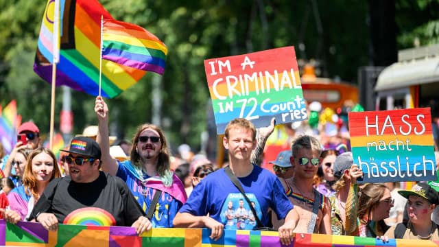 Pride: 300 000 участников прошло Радужным парадом по Вене