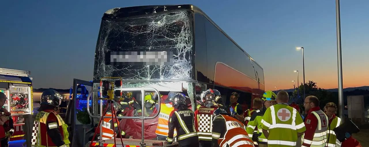 Ужасная авария на А1: автобус с 55 пассажирами протаранил грузовик