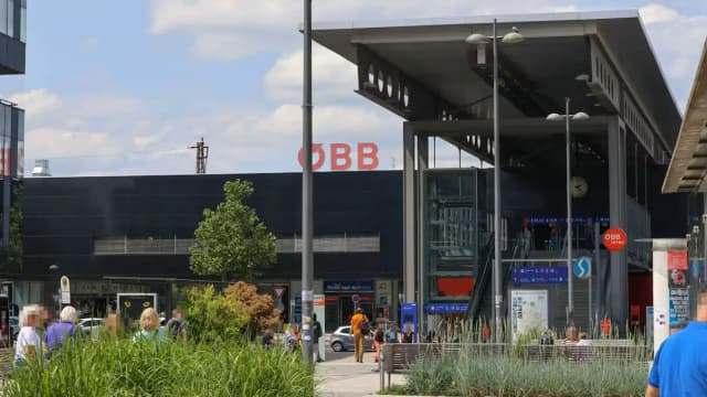 Стычка перед вокзалом в Вельсе: с мачете против земляков