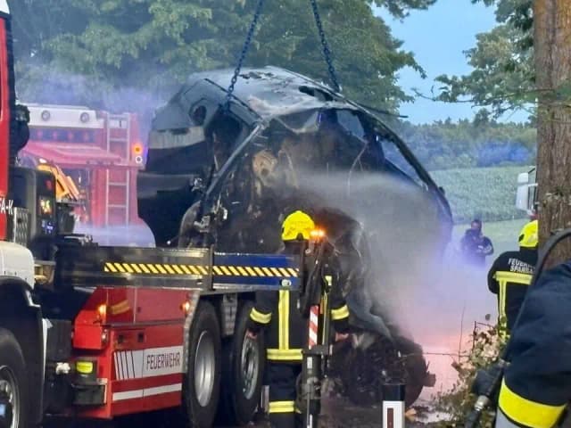 Новый BMW за 130 000 евро — в хлам, жизнь — чудом спасена: драма в Нижней Австрии