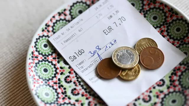 До 4 000 евро в месяц: зачем правительство хочет обложить чаевые соцвзносами