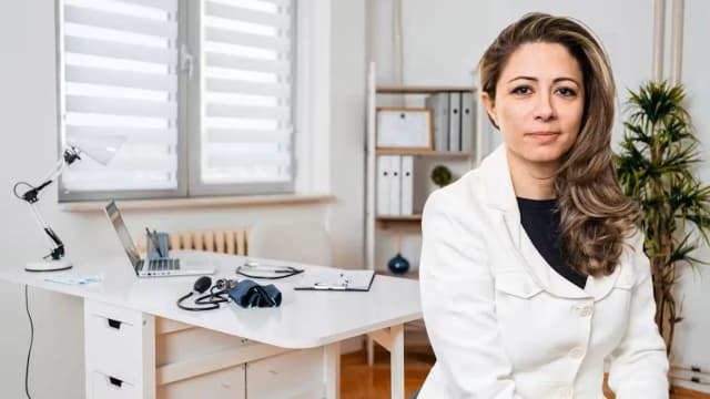 Кризис страховой медицины: пять минут на человека и три евро за снятие скоб