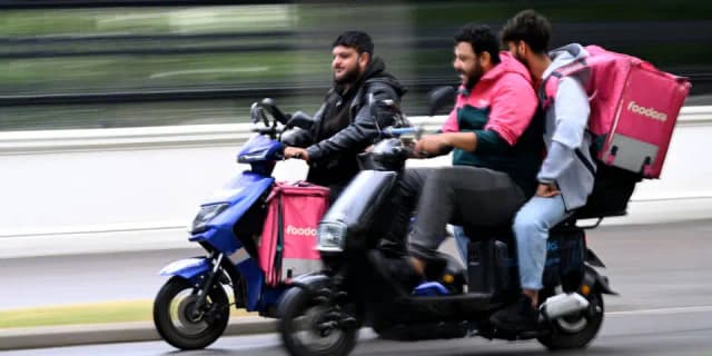 Решение правительства:  электромопеды будут запрещены на велодорожках