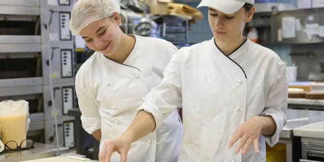 REWE заманивает молодежь: зарплата выше тарифа и стажировки за границей