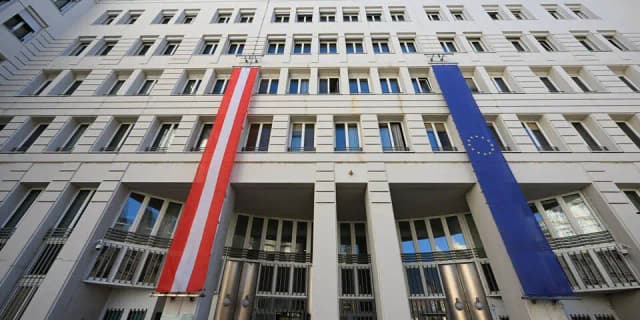 «Господин магистр» устроил нудистский тур по правительственым зданиям Вены