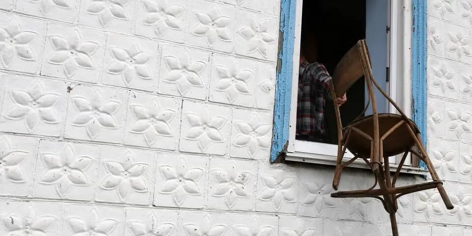 Вена: мужчина во Флоридсдорфе из окна забросал улицу мебелью и бытовой техникой