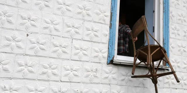 Вена: мужчина во Флоридсдорфе из окна забросал улицу мебелью и бытовой техникой