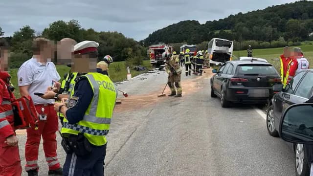 В Нижней Австрии автомобиль врезался в автобус: водитель погиб, десять человек пострадали