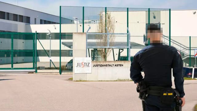 Секс-скандал в тюрьме: надзиратель застукан с заключённой в свинарнике