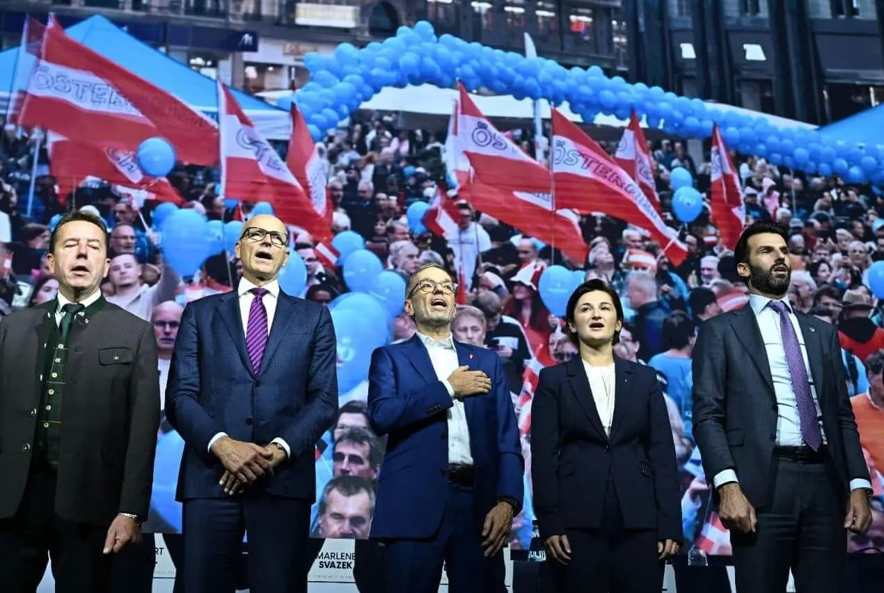Съезд FPÖ: рекордное переизбрание Кикля, протесты и приветствия от европейских союзников