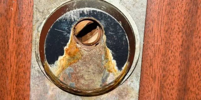Полиция Вены предупреждает: волна опасных квартирных краж с кислотой