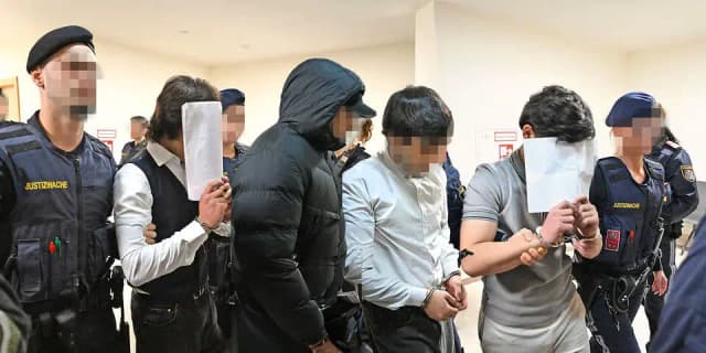 Очередная молодежная банда перед судом: семеро надругались над 28-летней учительницей!