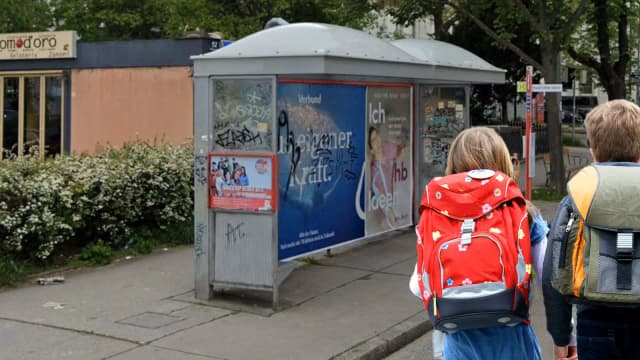 Паника в Лизинге: школьников преследуют мужчины на белом фургоне