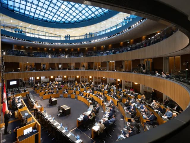 Парламент Австрии принял изменения в правилах опеки и семейных выплатах для переселенцев с Украины