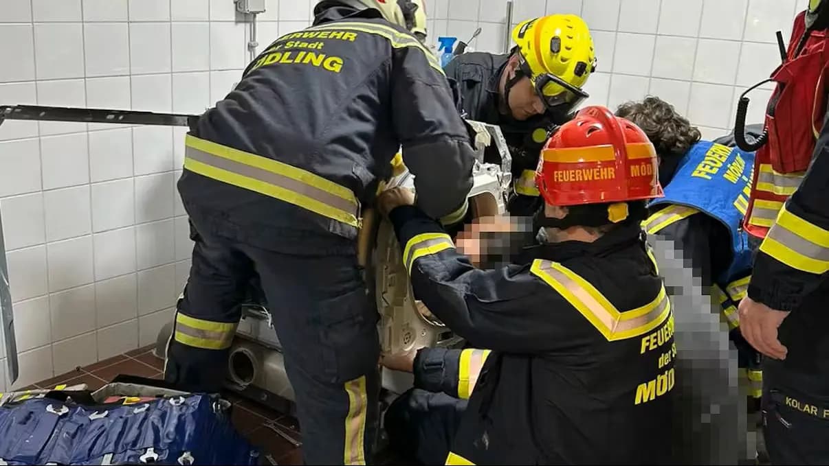 Девочка застряла в сушилке: пожарные Мёдлинга спасли 13-летнюю школьницу