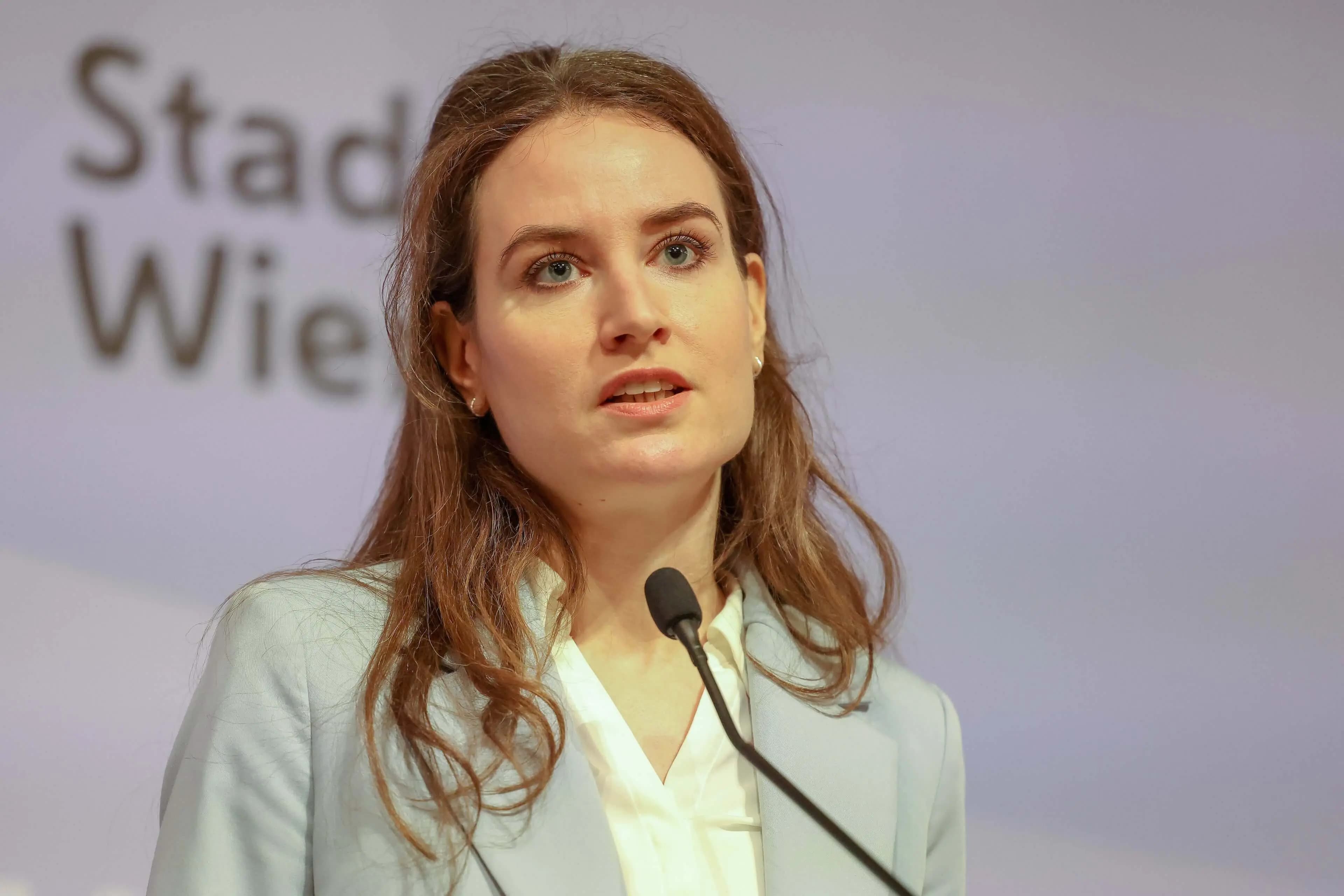 «Беженцам не нужно учить немецкий»: спорное заявление австрийской исследовательницы миграции