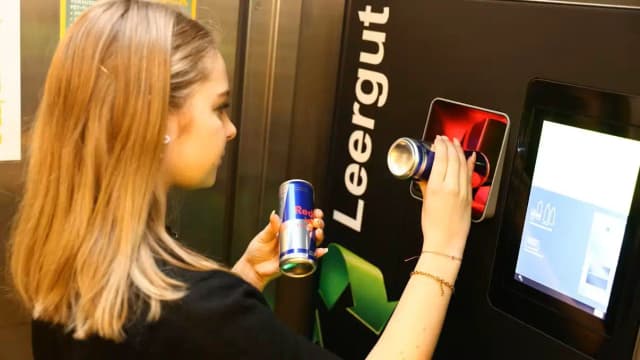 Не бомжи, а те, кто едва сводит концы с концами: кто собирает бутылки в Австрии и зачем