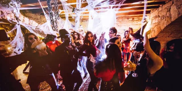 Тирольская вечеринка на Хеллоуин превратилась в мордобой с элементами пиротехники