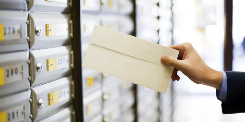 Письмо счастья от Минздрава: в конверте — наличные