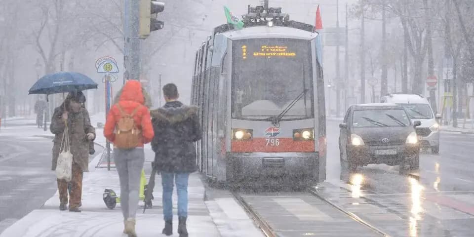 Зима накрывает Австрию: снег доберется и до Вены