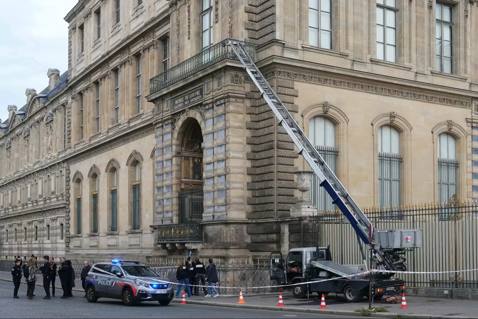 Французское эго, израильский след и австрийская точка передачи — ограбление Лувра превращается в международный триллер