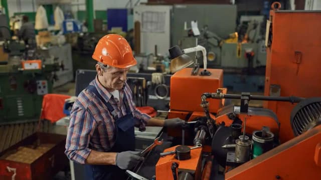 Пенсии меньше, работа дольше: правительство продолжит режим экономии и в 2026 год