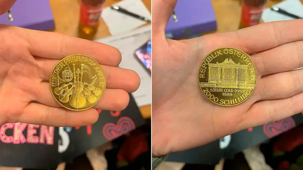 Секонд-хенд с сюрпризом: в кармане старого пальто нашли золотую монету стоимостью 3 500 евро