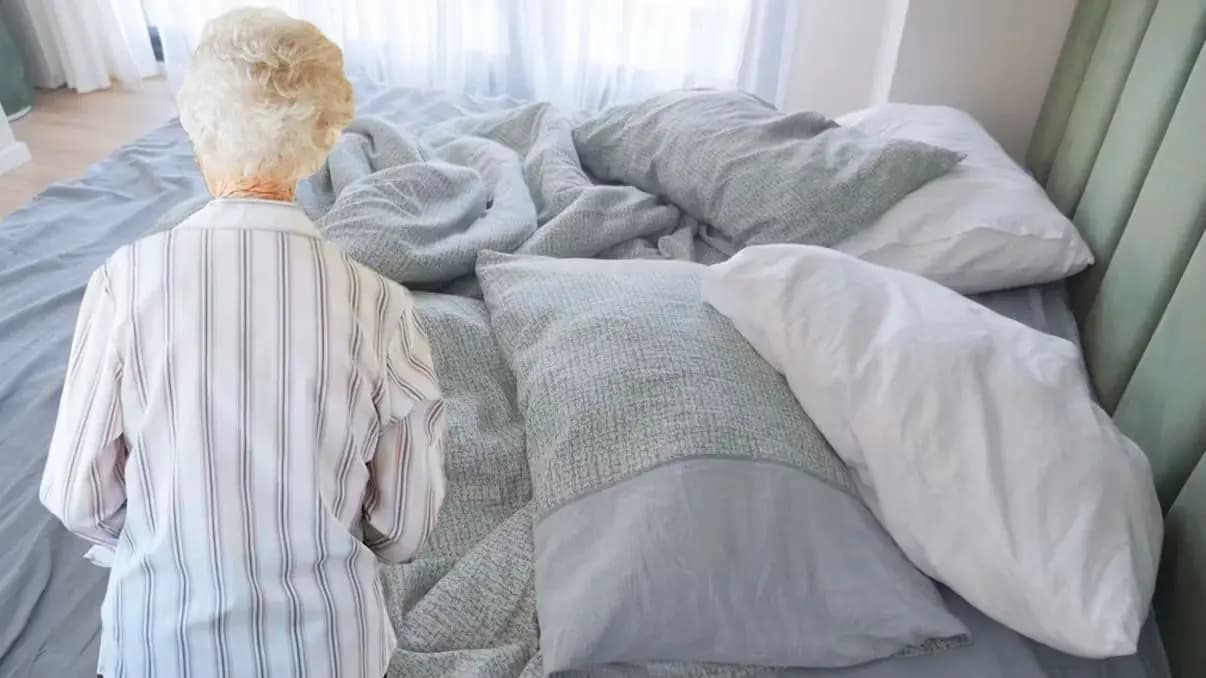 Суд вместо боя подушками: женщина в Каринтии потребовала 56 000 евро за травму при утреннем взбивании одеяла