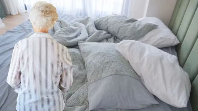 Суд вместо боя подушками: женщина в Каринтии потребовала 56 000 евро за травму при утреннем взбивании одеяла