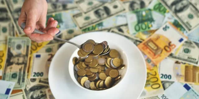 Рынок роскоши в кризисе: мир тратит меньше на авто, дорогие вина и золотые понты