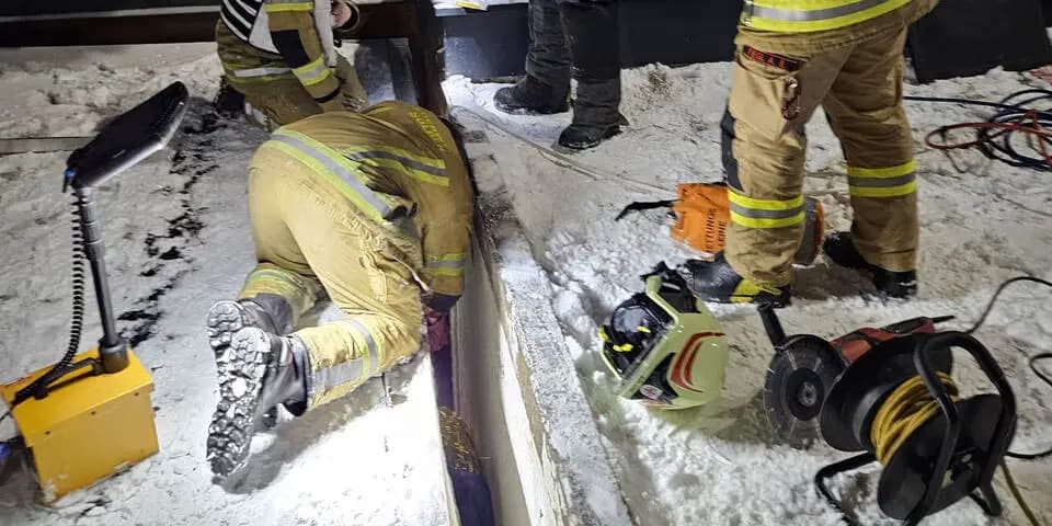 Необычный ночной инцидент в Тироле: пьяный немец застрял в щели шириной 30 см