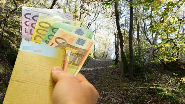 Находка обернулась кошмаром: женщина нашла сберкнижки на 364 тысячи евро и получила судебный иск