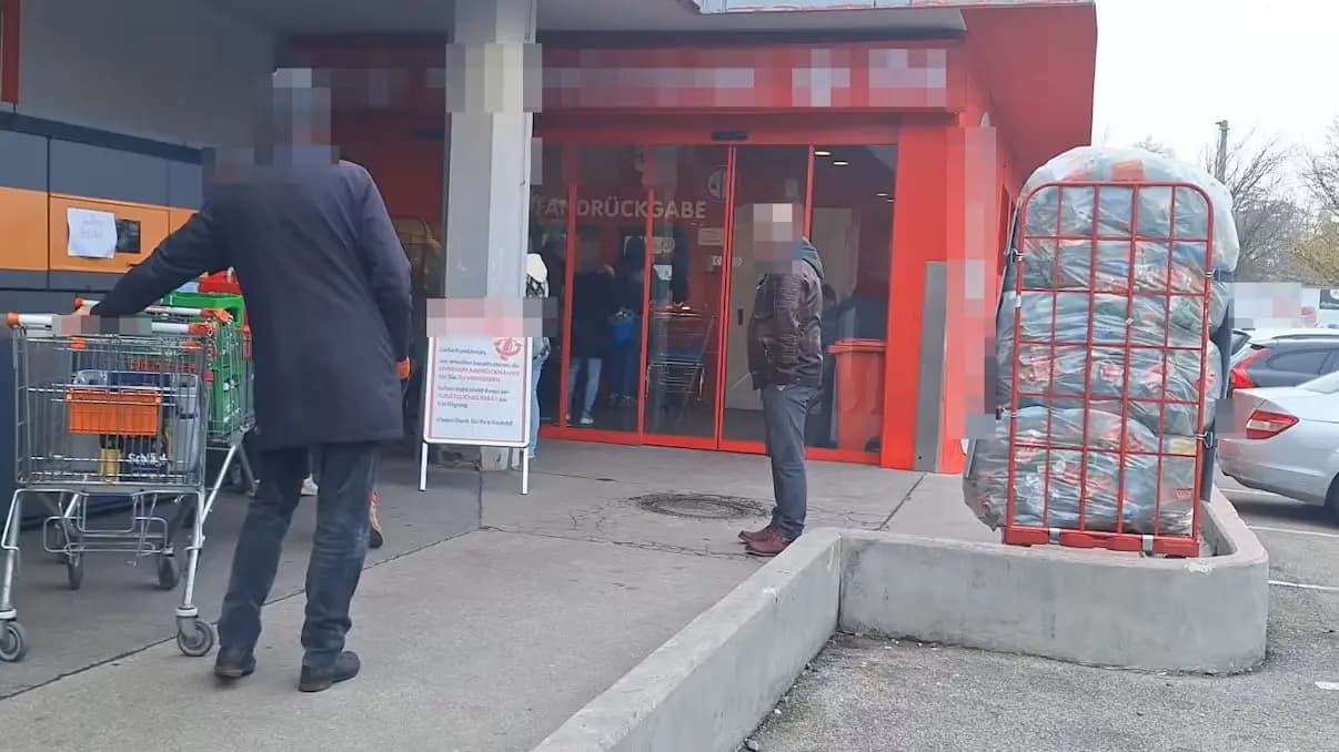 Праздничное похмелье: длинные очереди у пунктов сдачи бутылок после Хэллоуина