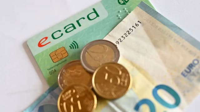 Австрийцев ждет новый удар по кошельку: рост платы за медицинскую карту