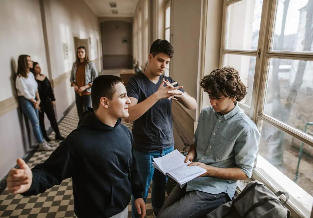 В школах Вены бьют тревогу: почти 800 учеников отстранены за насилие