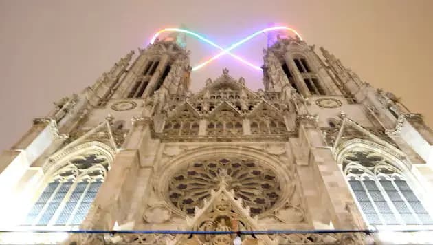 Арт-объект в 80 метрах над землей: «Бесконечность света» на Вотивной церкви