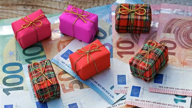 Инфляция под ёлкой: цены на популярные подарки растут в три раза быстрее официального уровня