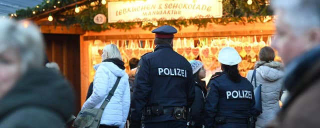 Полиция предупреждает: на рождественских базарах активизировались карманники