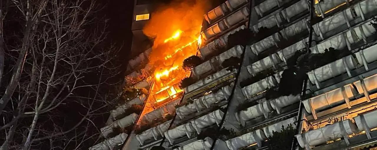 Крупный пожар в "Альтерлаа": огонь охватил балконы на трёх этажах,  один погибший