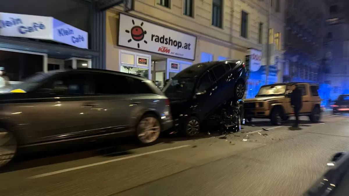 Разбитая роскошь: ночное ДТП с участием позолоченного люксового внедорожника на Гюртеле