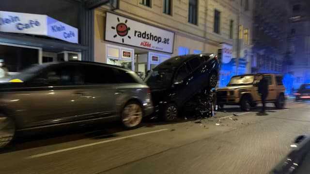 Разбитая роскошь: ночное ДТП с участием позолоченного люксового внедорожника на Гюртеле.