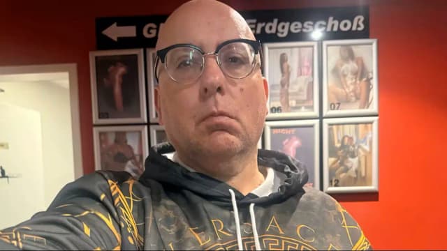 Бывший сутенер Герхард, ставший "Вальтрауд": осужден за нацистские приветствия и хочет в тюрьму для женщин