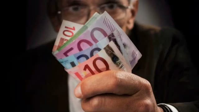 «Нормальная» зарплата в 70 000 евро и миллионы наверху: отчет о доходах в госкомпаниях