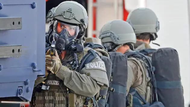 «Суицид с помощью полиции»?: в Штирии после многочасовой осады дома в перестрелке с полицией убит мужчина