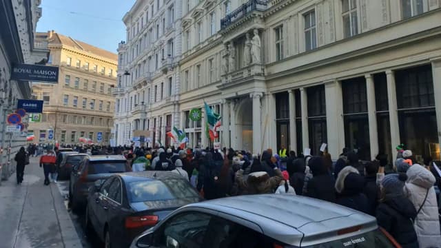 Хаменеи — террорист!" — демонстрация в поддержку Ирана парализовала центр Вен