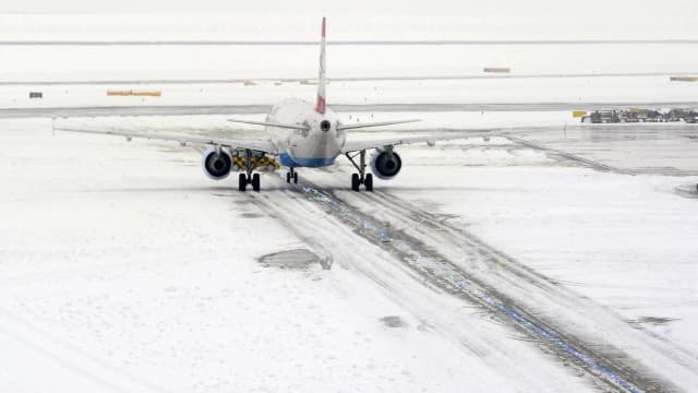 Эффект домино: остановка работы аэропорта, 70 аварий на дорогах и предупреждения ÖBB
