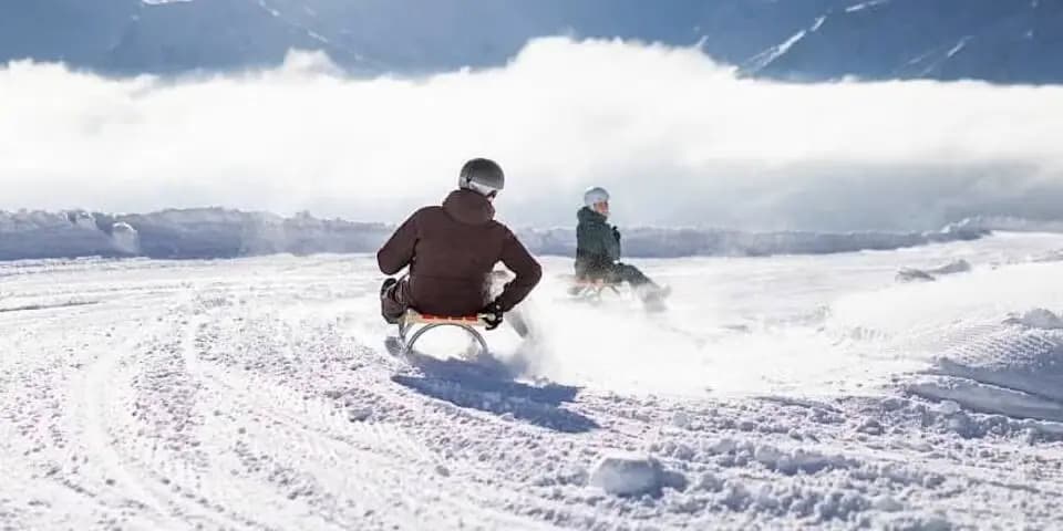 Новогоднее катание на санках обернулось трагедией: смертельное падение с 25-метровой скалы на санной трассе